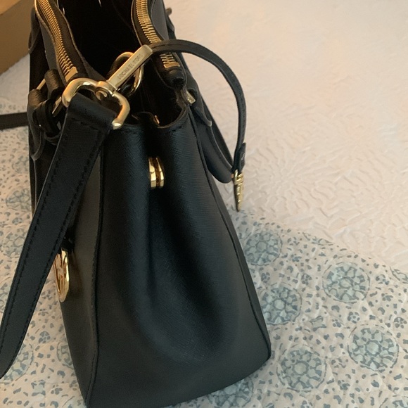 Michael Kors, large leather satchel☘️HP☘️ - Picture 7 of 9